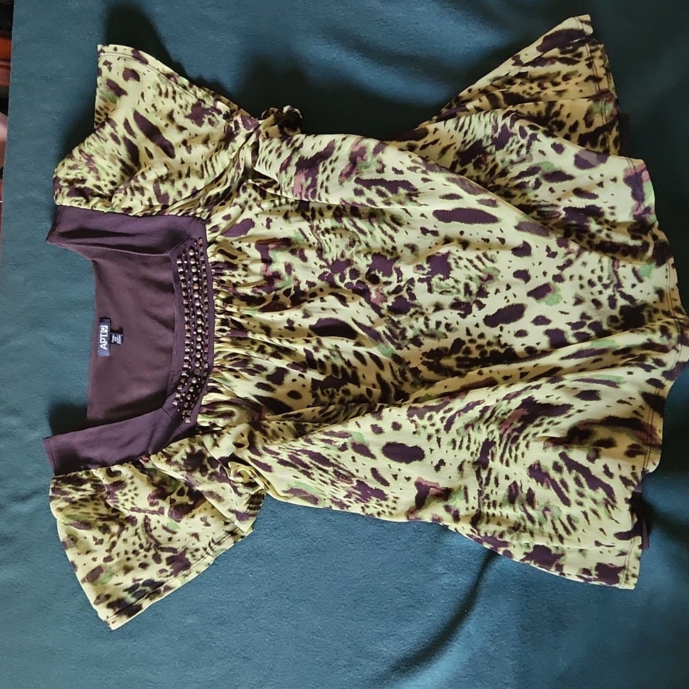 Apt 9 Top